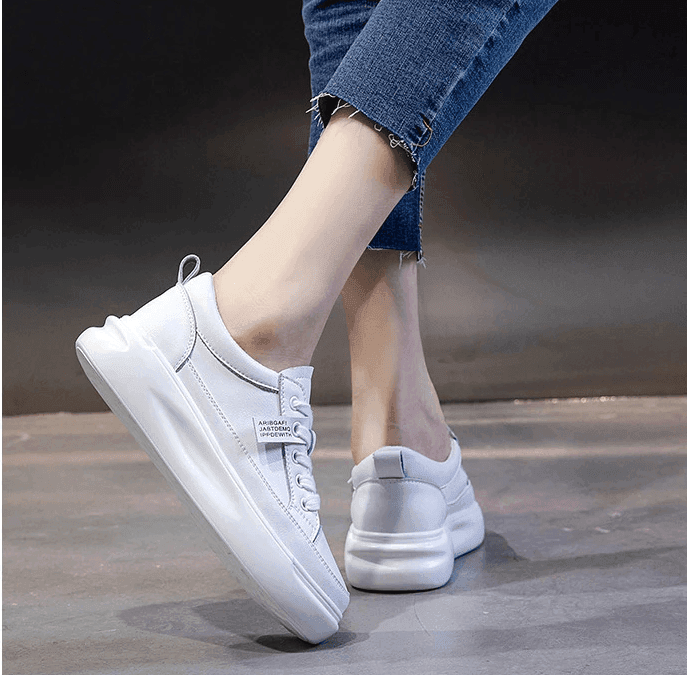 סניקרס ספורט מעור מקורי בגימור פלטפורמה מ-ש-ג-ע ללוק של אישה כריזמתית - לה איסלה