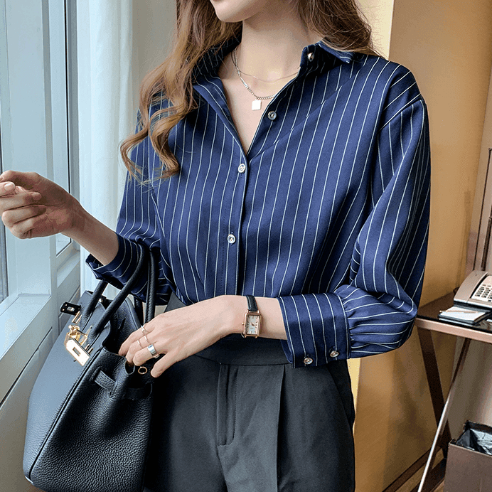 מכופתרת פסים מרהיבה ללוק משרדי מתחכם לאישה שרוצה לתת שואו מדוייק - לה איסלה