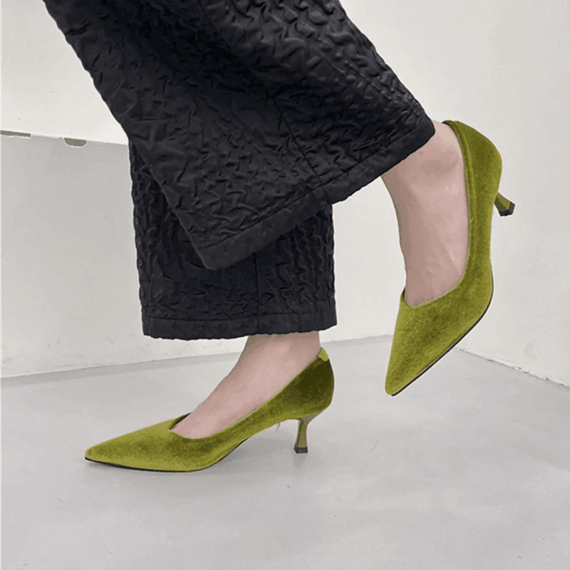 נעל עקב שפיצית בגימור קטיפה של מעצב איטלקי ללוק נשי מהפנט ולהופעה מנצחת - לה איסלה