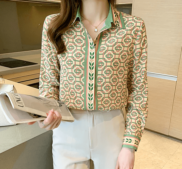 חולצה אלגנטית עם צווארון בגימור רטרו של פעם להופעה של אישה שרוצה לתת שואו - לה איסלה