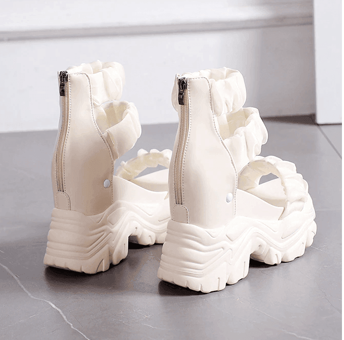 סנדל פלטפורמה מהפנט בגימור כיווצים שיקי טרנדי להופעה של אישה חתיכית וגבוה - לה איסלה