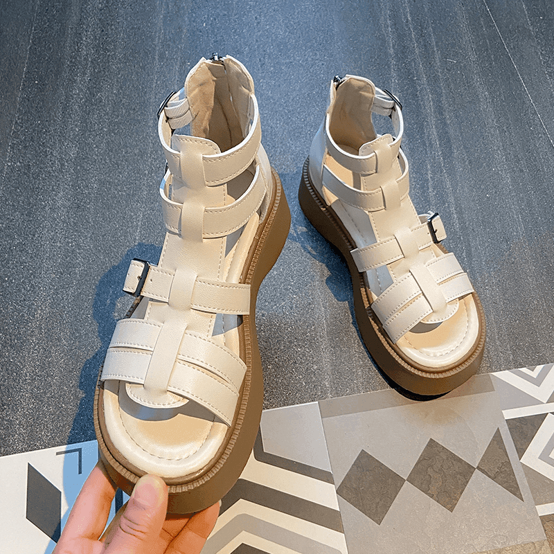 סנדל פלטפורמה מהפנט בסטייל גלדיאטור מושלם להופעה של אישה דעתנית חזקה - לה איסלה