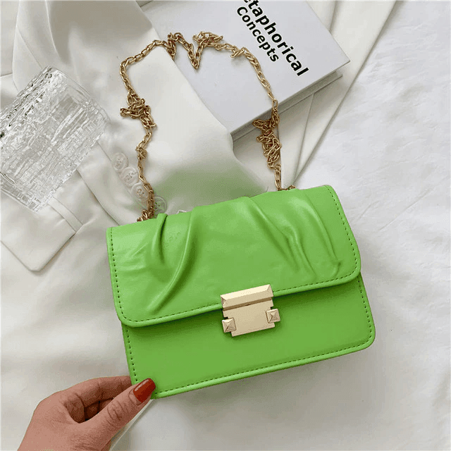 תיק אישי ליציאות בגימור אופנתי מאיטליה להוםעה של אישה נפלאה וללוק מ-ש-ג-ע - לה איסלה