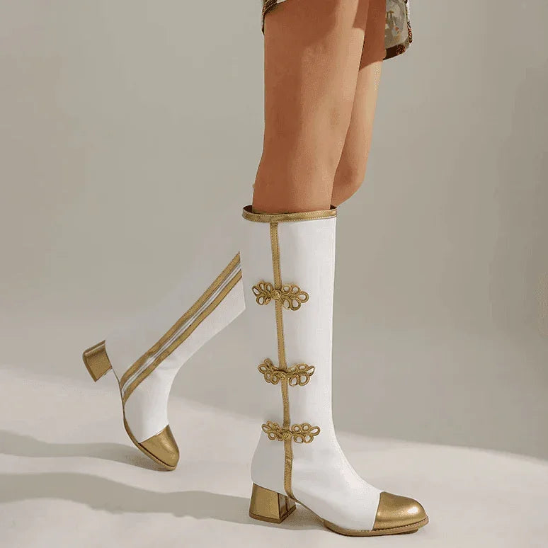 מגפון עקב גבוה בסגנון רומי מהפנט להופעה מרהיבה ממילאנו וללוק כובש - לה איסלה