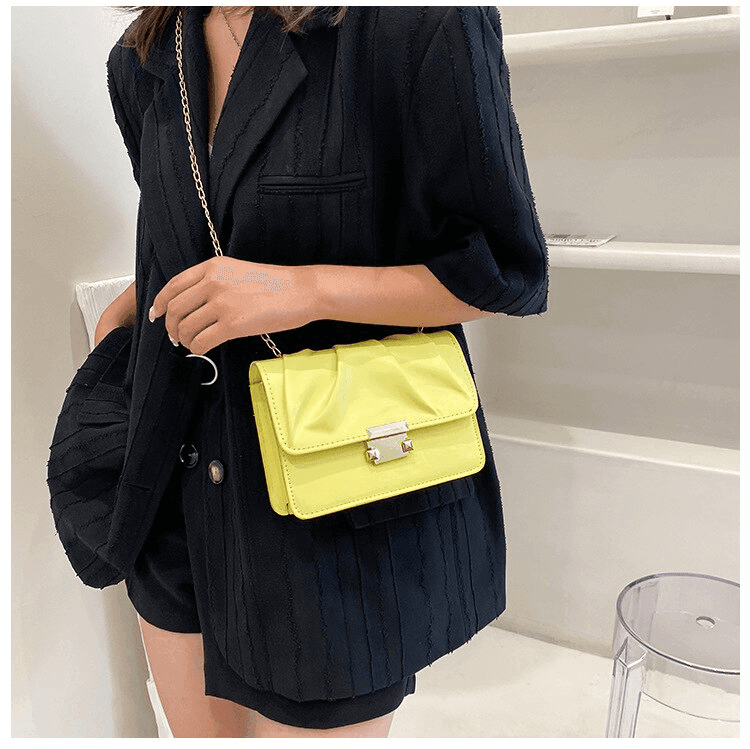 תיק אישי ליציאות בגימור אופנתי מאיטליה להוםעה של אישה נפלאה וללוק מ-ש-ג-ע - לה איסלה