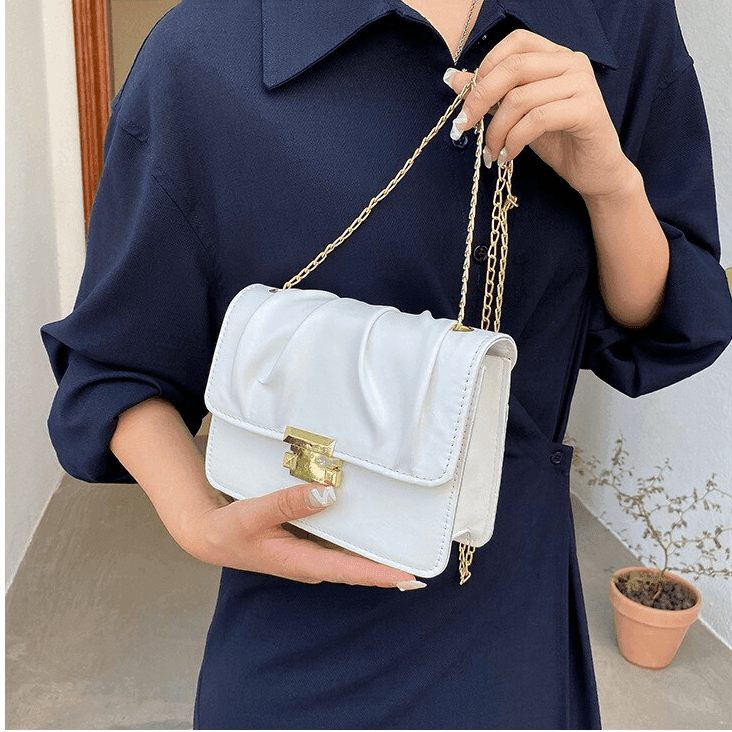 תיק אישי ליציאות בגימור אופנתי מאיטליה להוםעה של אישה נפלאה וללוק מ-ש-ג-ע - לה איסלה