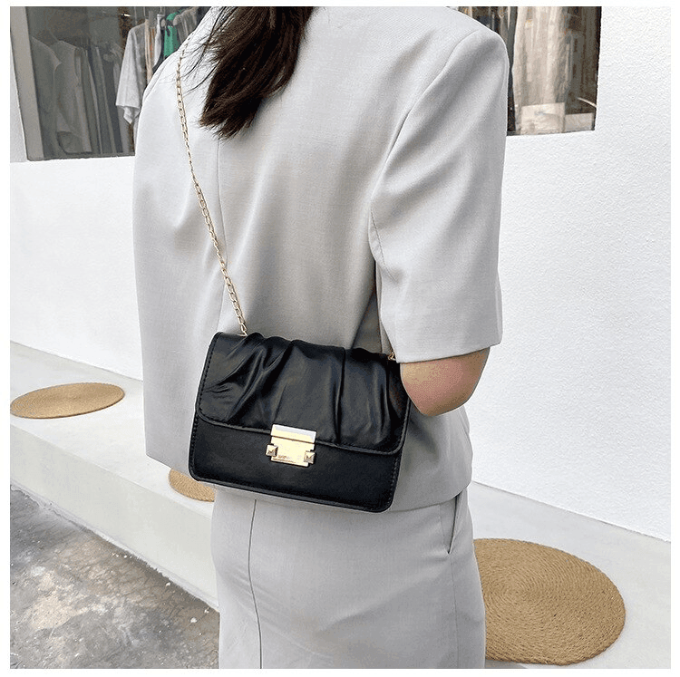 תיק אישי ליציאות בגימור אופנתי מאיטליה להוםעה של אישה נפלאה וללוק מ-ש-ג-ע - לה איסלה