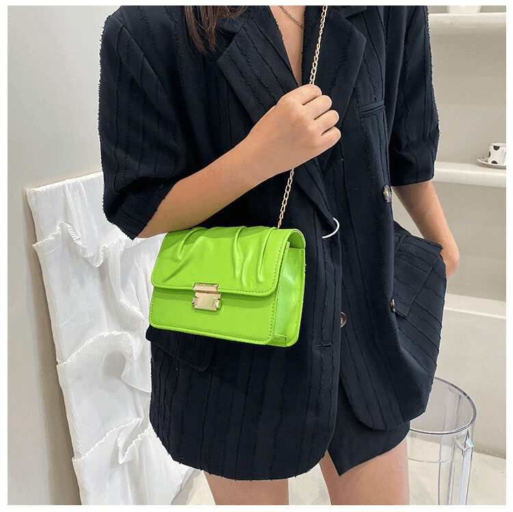 תיק אישי ליציאות בגימור אופנתי מאיטליה להוםעה של אישה נפלאה וללוק מ-ש-ג-ע - לה איסלה