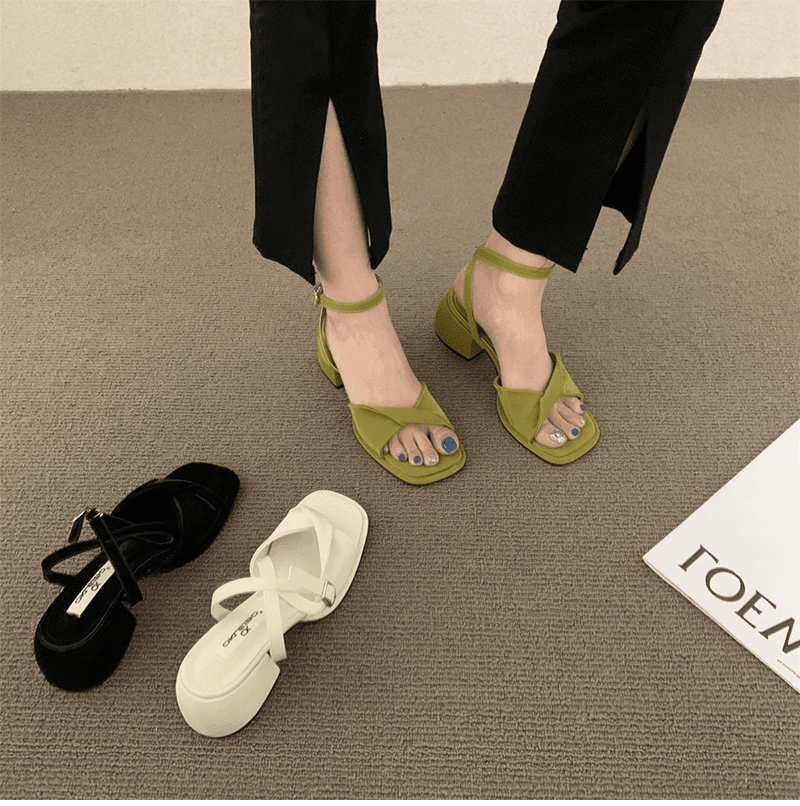 סנדל איטלקי מהפנט בסגנון נשי מתוחכם להופעה של אישה שרוצה לתת שואו אופנתי - לה איסלה