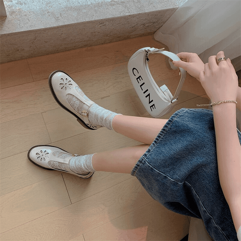 סנדל של מעצב ספרדי בגיזרה נשית עם חיתוך פרחוני קייצי להופעה נשית טרנדית ונכונה - לה איסלה