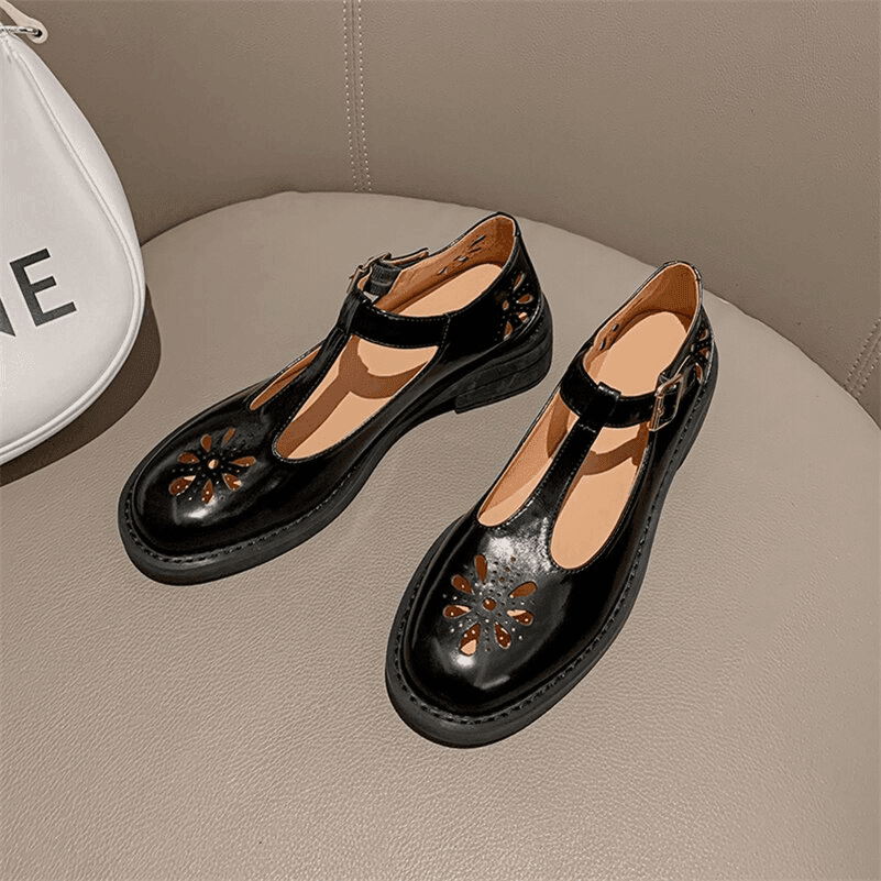 סנדל של מעצב ספרדי בגיזרה נשית עם חיתוך פרחוני קייצי להופעה נשית טרנדית ונכונה - לה איסלה