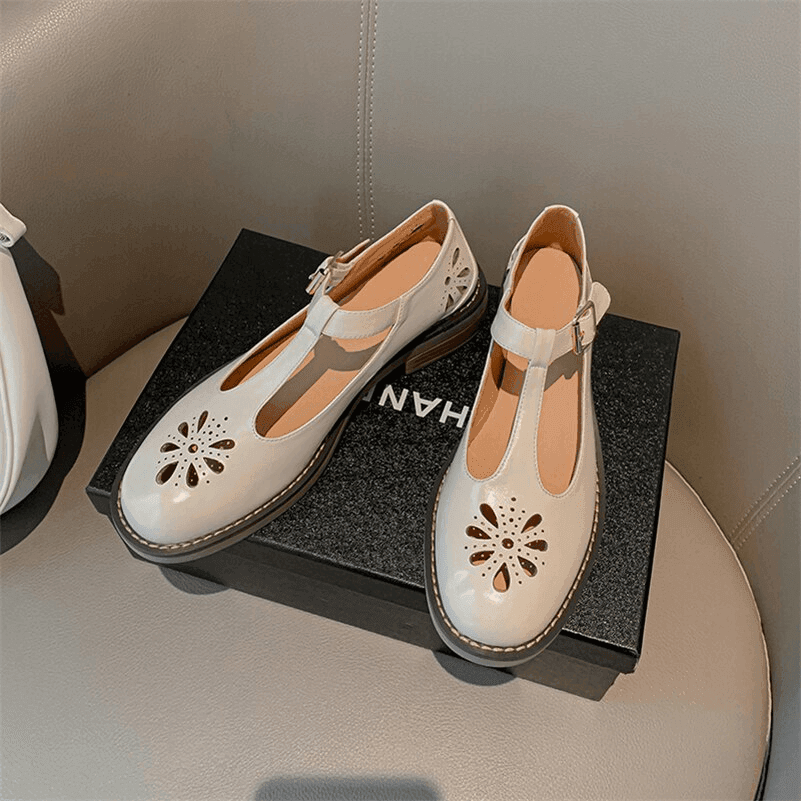 סנדל של מעצב ספרדי בגיזרה נשית עם חיתוך פרחוני קייצי להופעה נשית טרנדית ונכונה - לה איסלה