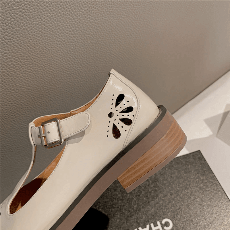 סנדל של מעצב ספרדי בגיזרה נשית עם חיתוך פרחוני קייצי להופעה נשית טרנדית ונכונה - לה איסלה