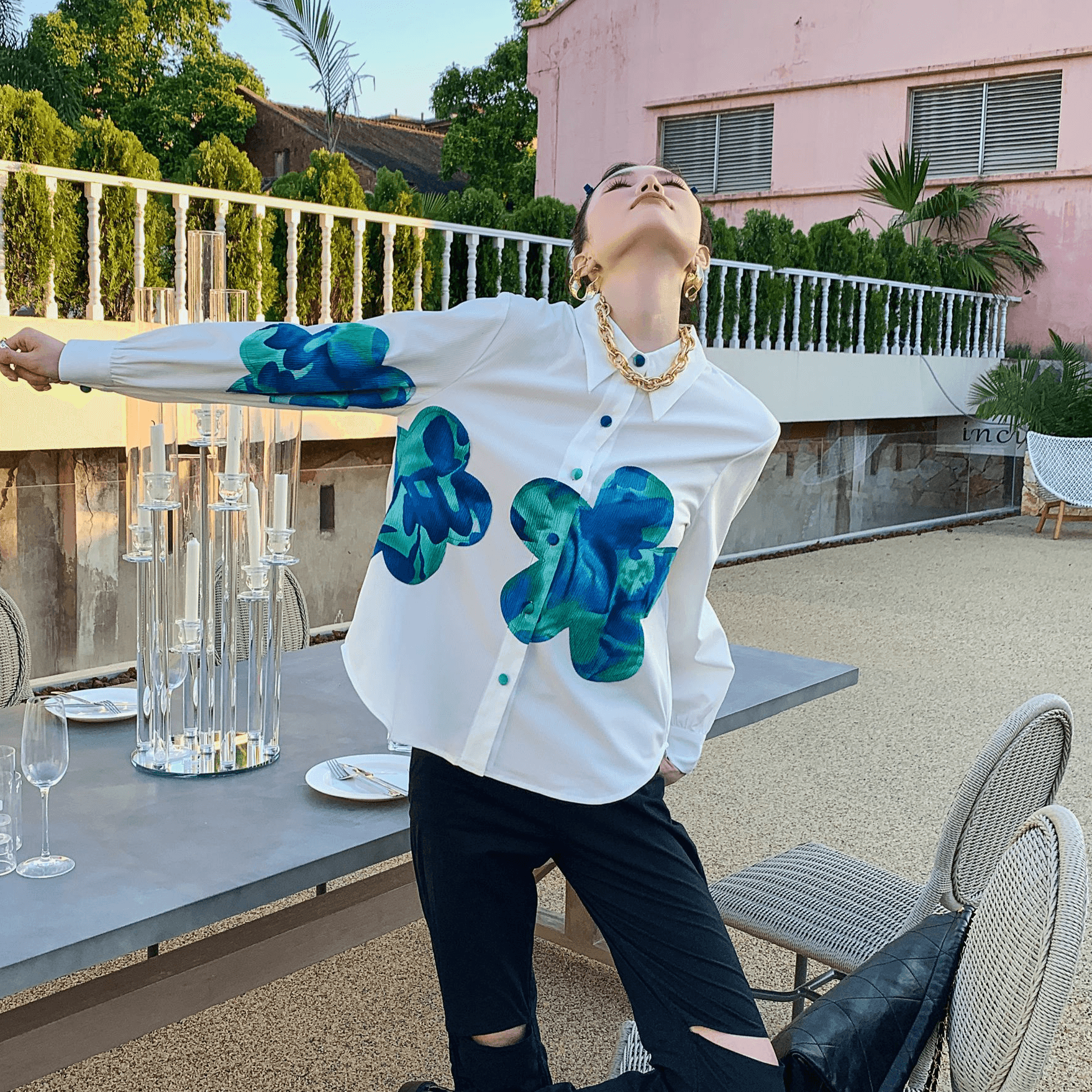 חולצה מעצב חגיגית בשילוב פרחים בהשראת הקי פופ הקוריאני ללוק נשי אופנתי - לה איסלה