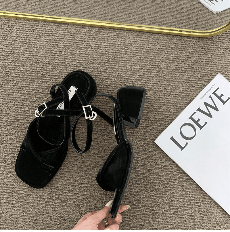 סנדל איטלקי מהפנט בסגנון נשי מתוחכם להופעה של אישה שרוצה לתת שואו אופנתי - לה איסלה