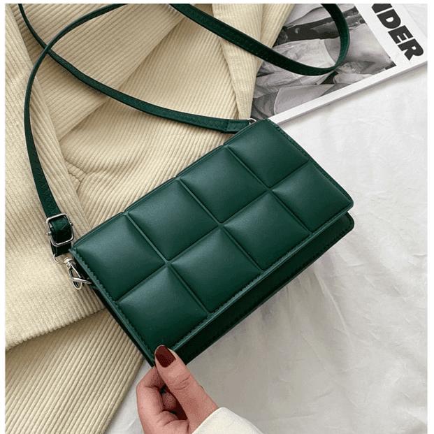 תיק קטן ליציאות בגימור ריבועים לשיק אופנתי קליל ולהופעה שתמיד תהיי בה נוכחת - לה איסלה