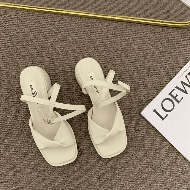 סנדל איטלקי מהפנט בסגנון נשי מתוחכם להופעה של אישה שרוצה לתת שואו אופנתי - לה איסלה