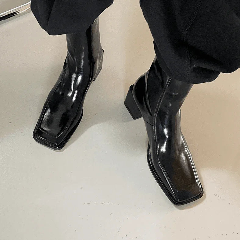 מגף לקה מרובע בגימור נשי איטלקי להופעה של אישה שרוצה לשדר עוצמה - לה איסלה