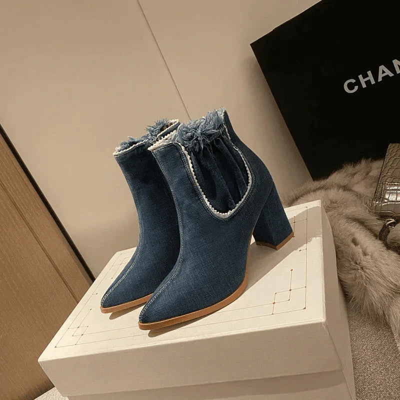 מגפון ג'ינס ממילאנו שכיכב בשבוע האופנה בגימור תפירה מהפנט ללוק של דוגמנית מסלול - לה איסלה