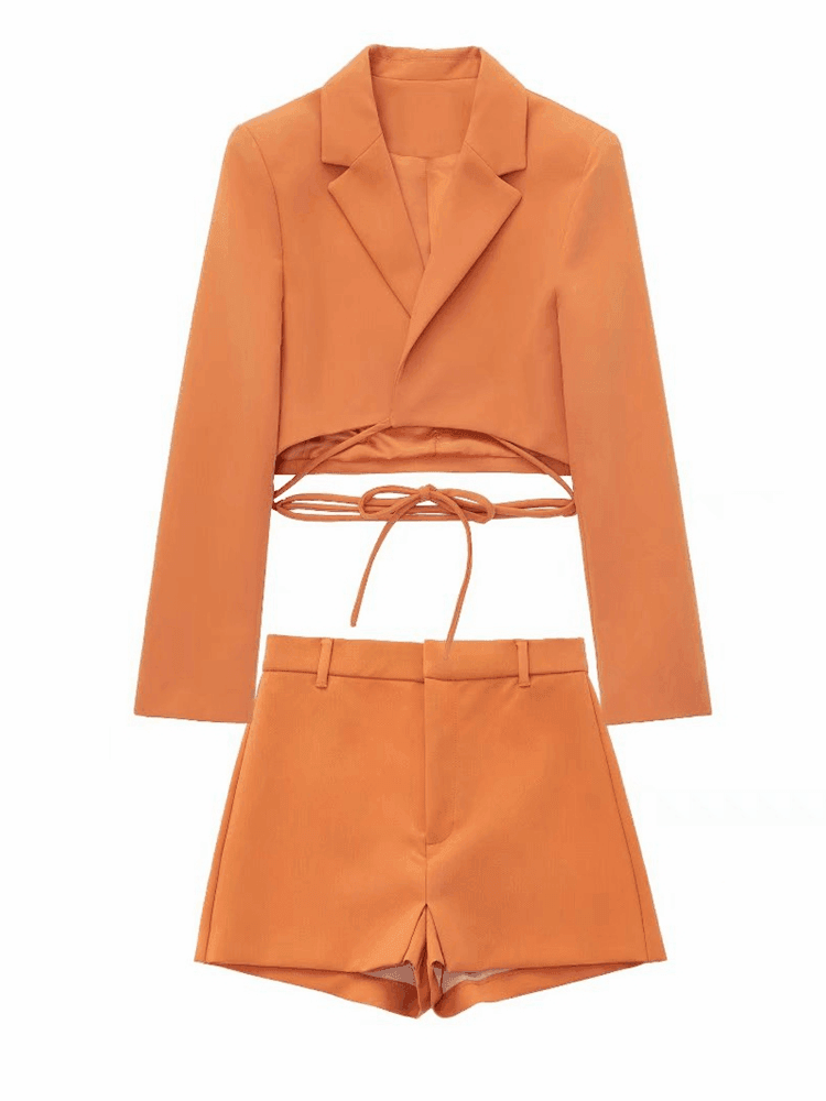 סט של מכנס אלגנט קצר וג'קט מחוייט קצר בגיזרה שיקית חתיכית להופעה קייצית לוהטת - לה איסלה