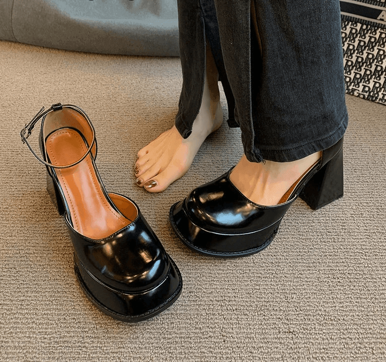 סנדל לוליטה בסגנון גבוה וחתיכי בסטייל 'ורסאצה' ללוק של אישה אטרקטיבית - לה איסלה