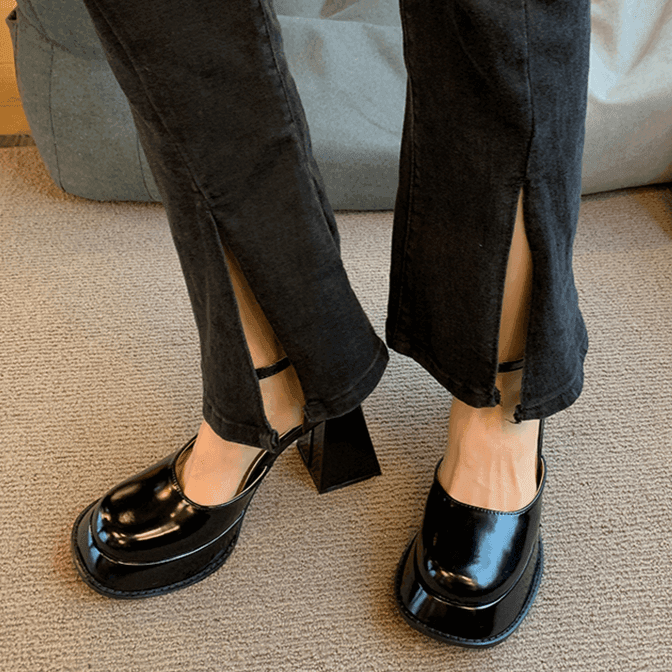 סנדל לוליטה בסגנון גבוה וחתיכי בסטייל 'ורסאצה' ללוק של אישה אטרקטיבית - לה איסלה