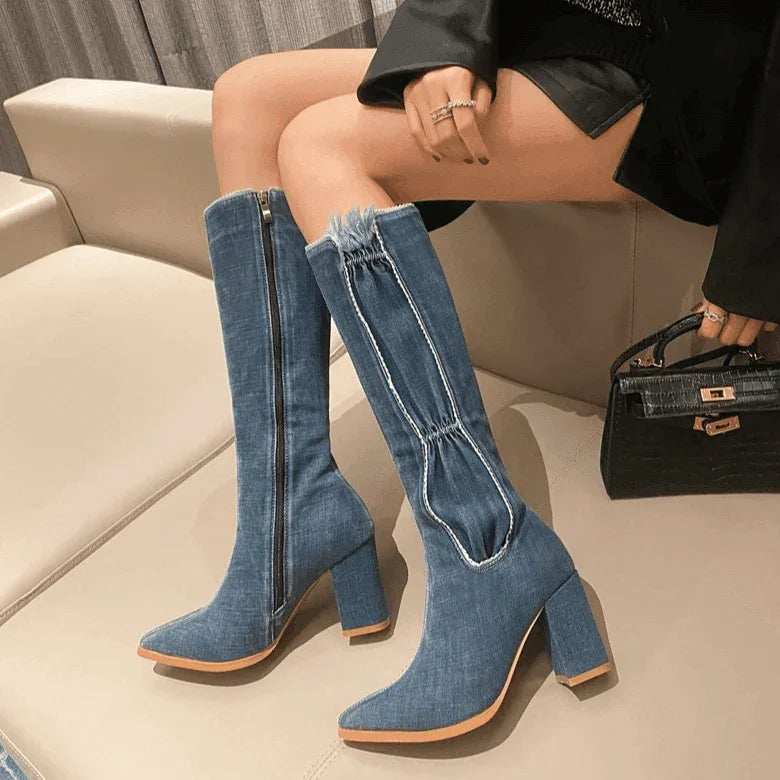 מגפון ג'ינס ממילאנו שכיכב בשבוע האופנה בגימור תפירה מהפנט ללוק של דוגמנית מסלול - לה איסלה