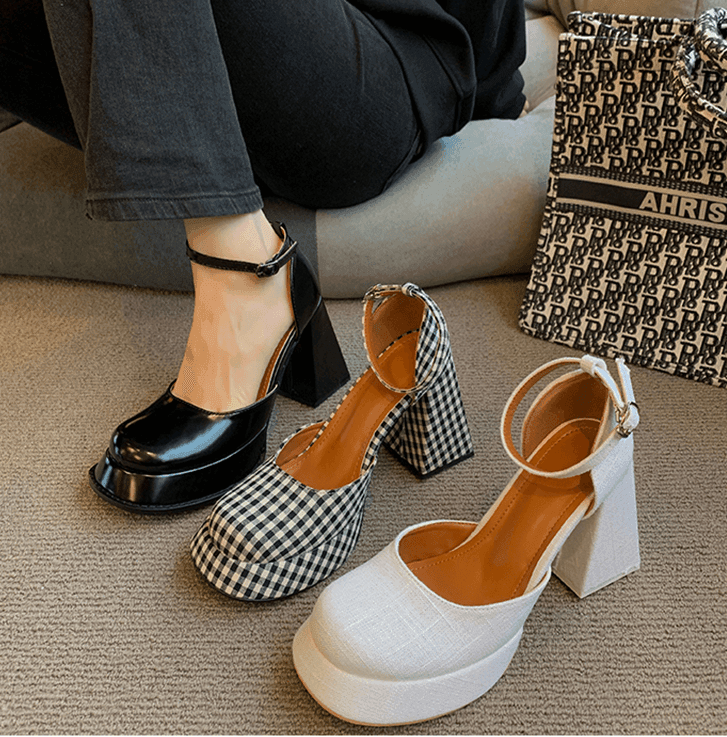 סנדל לוליטה בסגנון גבוה וחתיכי בסטייל 'ורסאצה' ללוק של אישה אטרקטיבית - לה איסלה