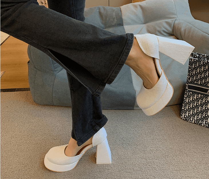 סנדל לוליטה בסגנון גבוה וחתיכי בסטייל 'ורסאצה' ללוק של אישה אטרקטיבית - לה איסלה