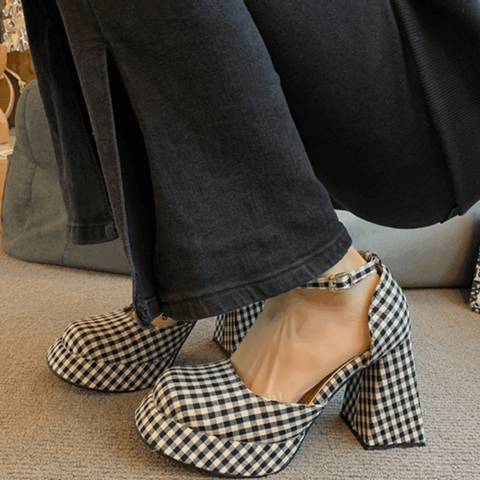 סנדל לוליטה בסגנון גבוה וחתיכי בסטייל 'ורסאצה' ללוק של אישה אטרקטיבית - לה איסלה