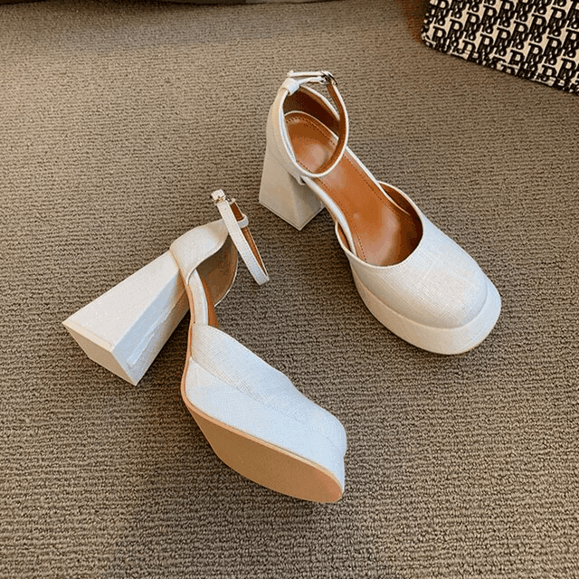 סנדל לוליטה בסגנון גבוה וחתיכי בסטייל 'ורסאצה' ללוק של אישה אטרקטיבית - לה איסלה