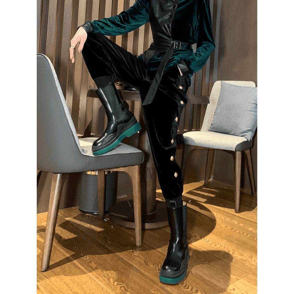 מכנס קטיפה נשי עם גומי בגיזרת סאקי מרהיבה ובשילוב כפתורי זהב הולמים ללוק מנצח - לה איסלה