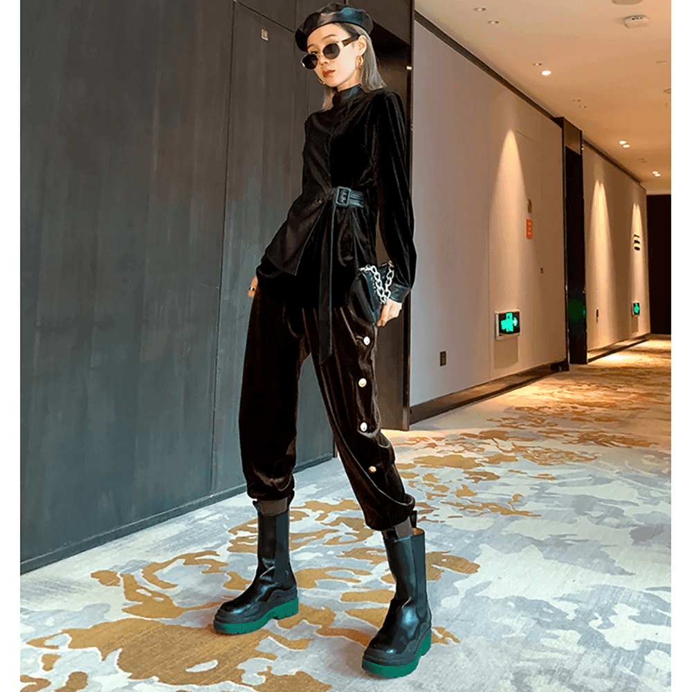 מכנס קטיפה נשי עם גומי בגיזרת סאקי מרהיבה ובשילוב כפתורי זהב הולמים ללוק מנצח - לה איסלה