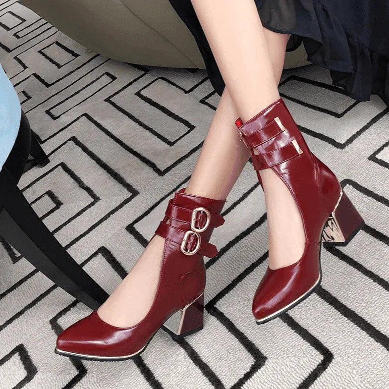 מגפון שיקי של מעצבת בשילוב רצועות סגירה מהממות בגימור זהב משובח ללוק יוקרתי - לה איסלה