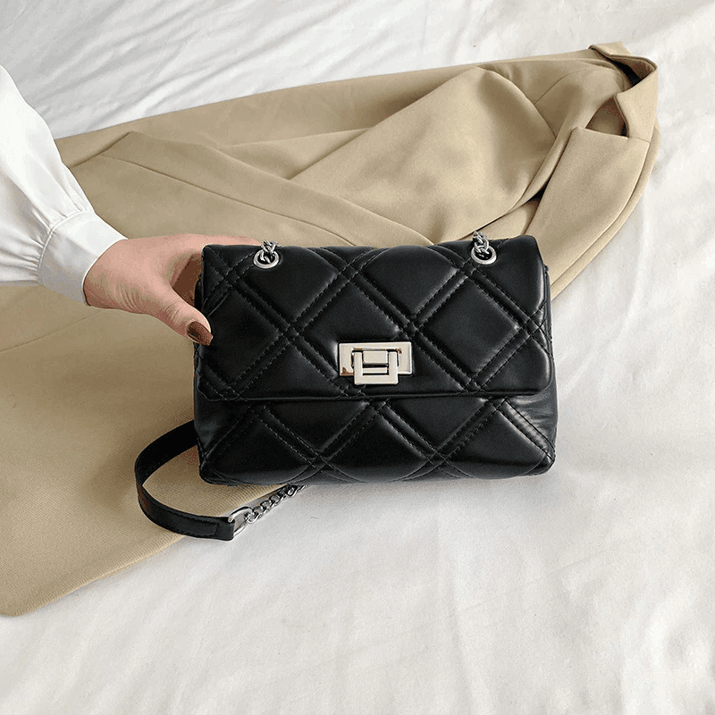 תיק מעצב מברצולנה בגימור מתכת מ-ש-ג-ע להופעה נשית מרהיבה וללוק ממגנט - לה איסלה