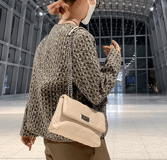 תיק מעצב מברצולנה בגימור מתכת מ-ש-ג-ע להופעה נשית מרהיבה וללוק ממגנט - לה איסלה