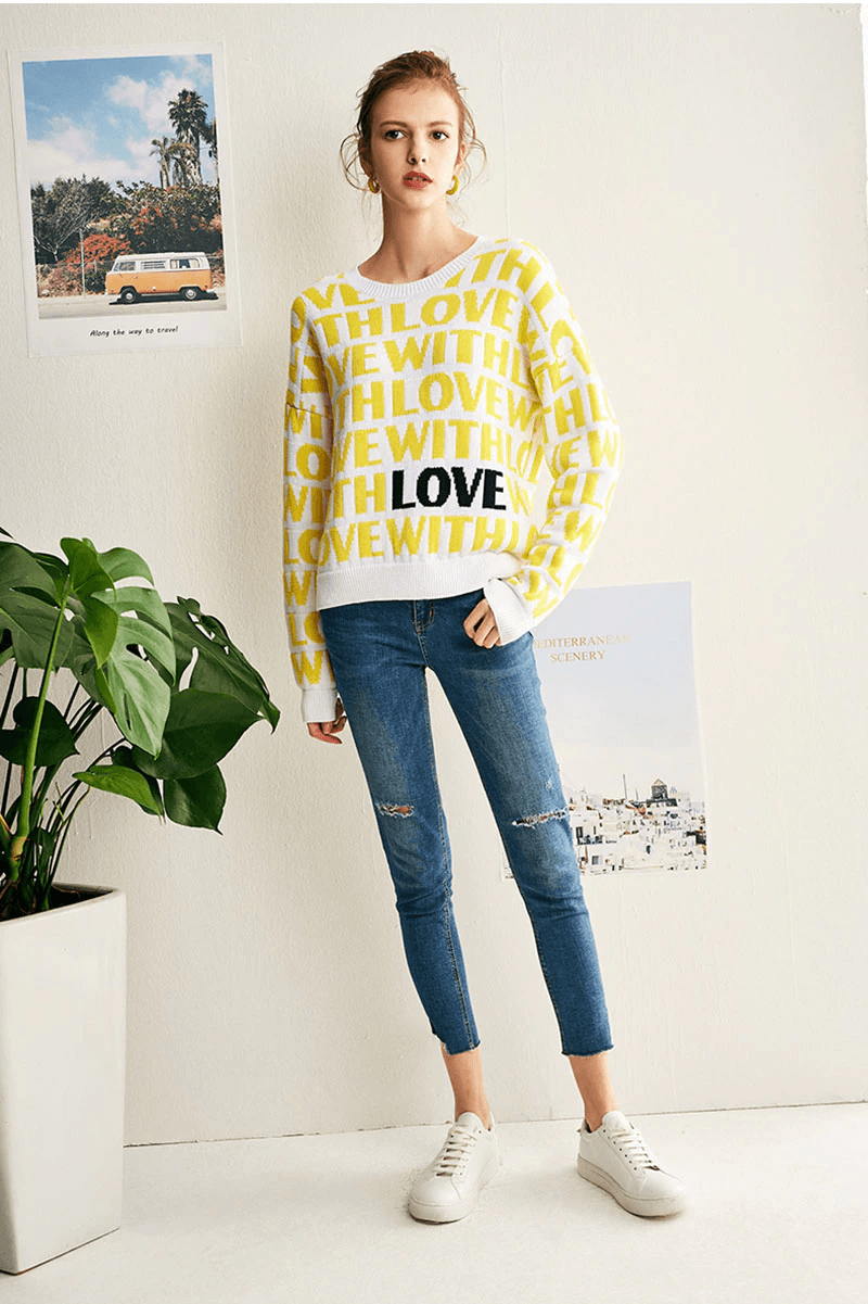 חולצת סריג של מעצב מניו יורק עם מסר של אהבה ונשיות עוצמתית ללוק חזק ואופטימי - לה איסלה 