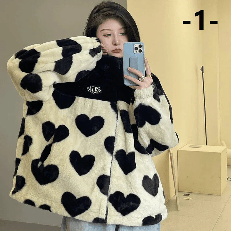 מעיל פרווה בגירת אוברסייז פרקטית וכייפית בשילוב לבבות אופנתיים ללוק מושלם - לה איסלה