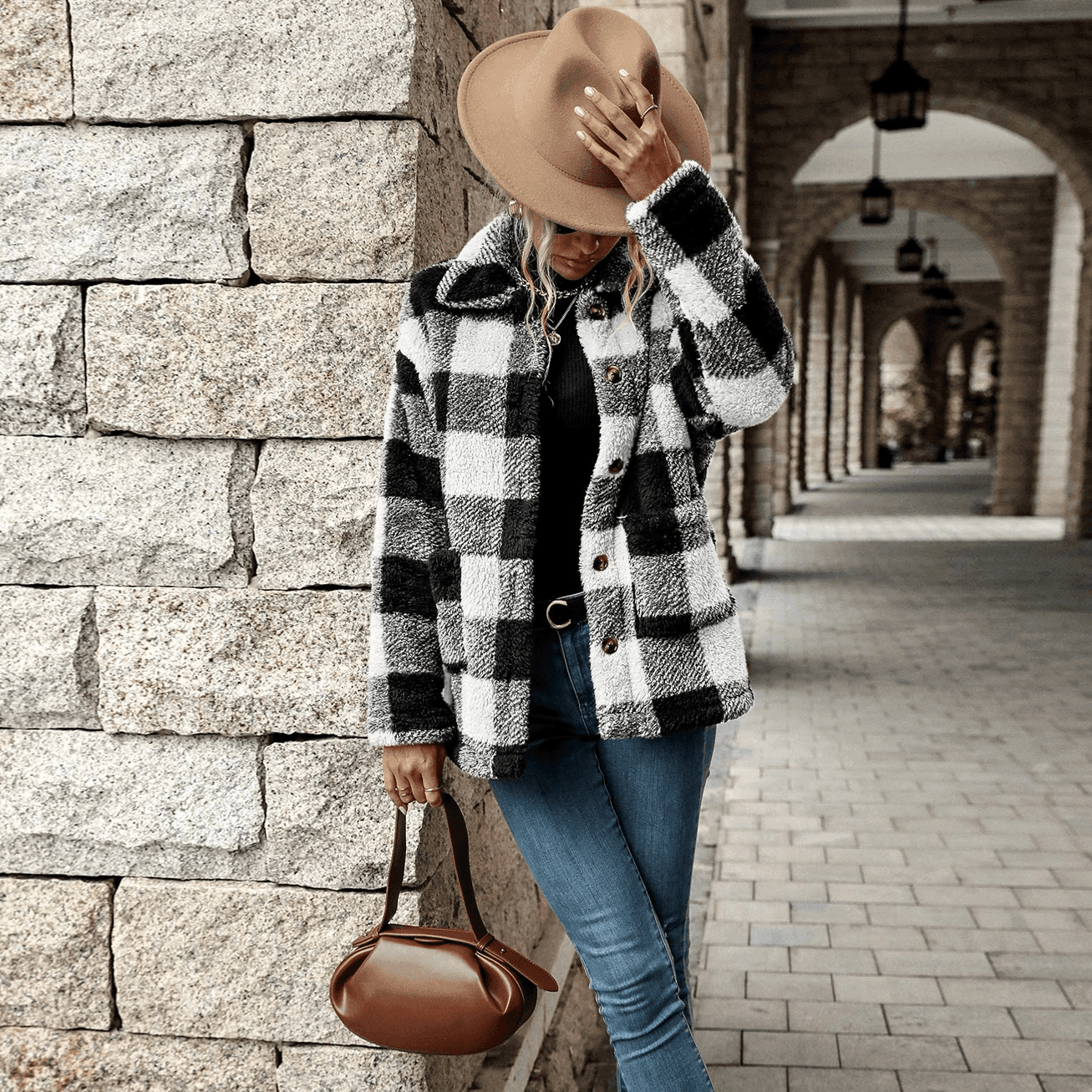 מעיל פרווה בסגנון ג'קט ללוק נשי מחמם ולהופעה שתרגישי בה אופנתית מתמיד - לה איסלה