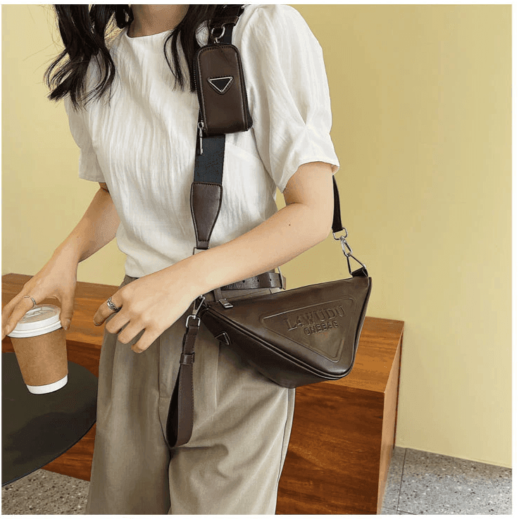 תיק בסטייל 'פראדה' בגזרת משולש מהפנטת לבילוי עם חברות בערב וללוק מקסים - לה איסלה