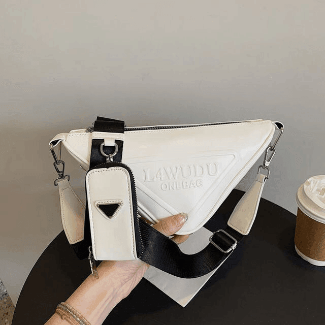 תיק בסטייל 'פראדה' בגזרת משולש מהפנטת לבילוי עם חברות בערב וללוק מקסים - לה איסלה