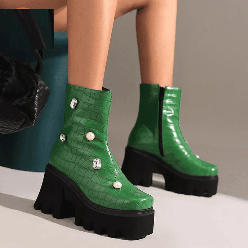 מגפון עור בולט בגזרה חתיכית נועזת בשילוב זרקונים ופנינה ללוק סוחף של מעצבת - לה איסלה