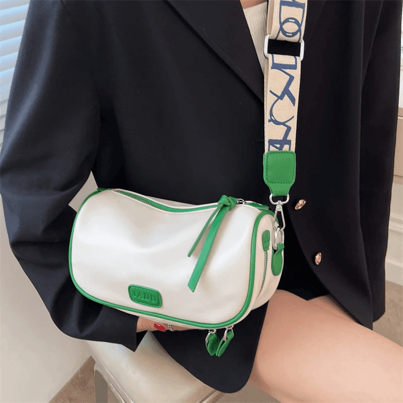 תיק קלאץ מ-ש-ג-ע עם רצועה מעוטרת להופעה של אישה כריזמתית וללוק סוחף - לה איסלה