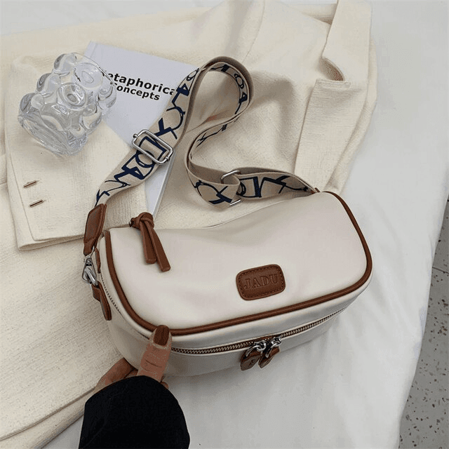 תיק קלאץ מ-ש-ג-ע עם רצועה מעוטרת להופעה של אישה כריזמתית וללוק סוחף - לה איסלה