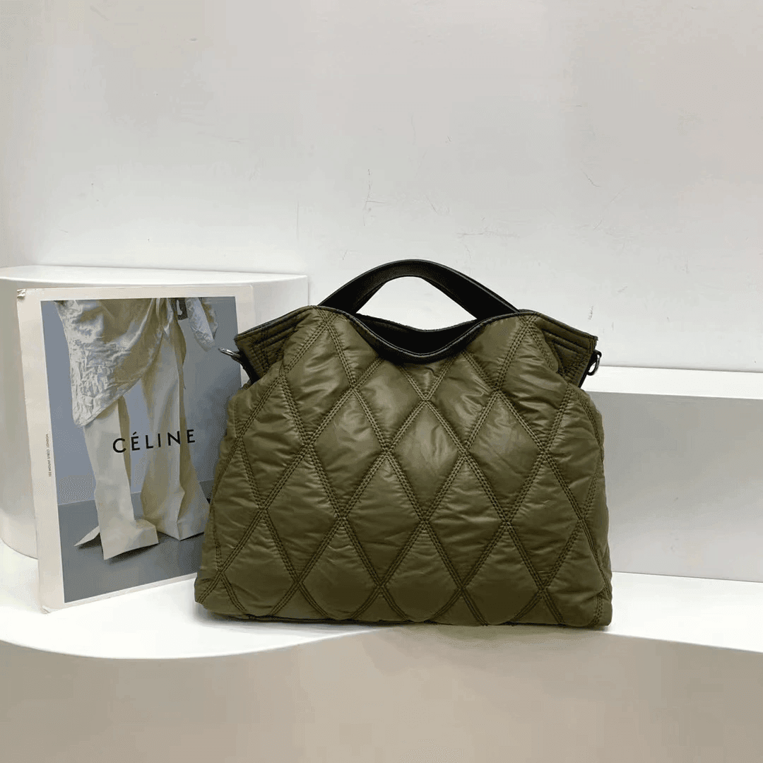 תיק פוץ מ-ש-ג-ע בגיזרתשק מכיל לנשיאה של כמות חפצי ערך ללוק נשי מושלם - לה איסלה