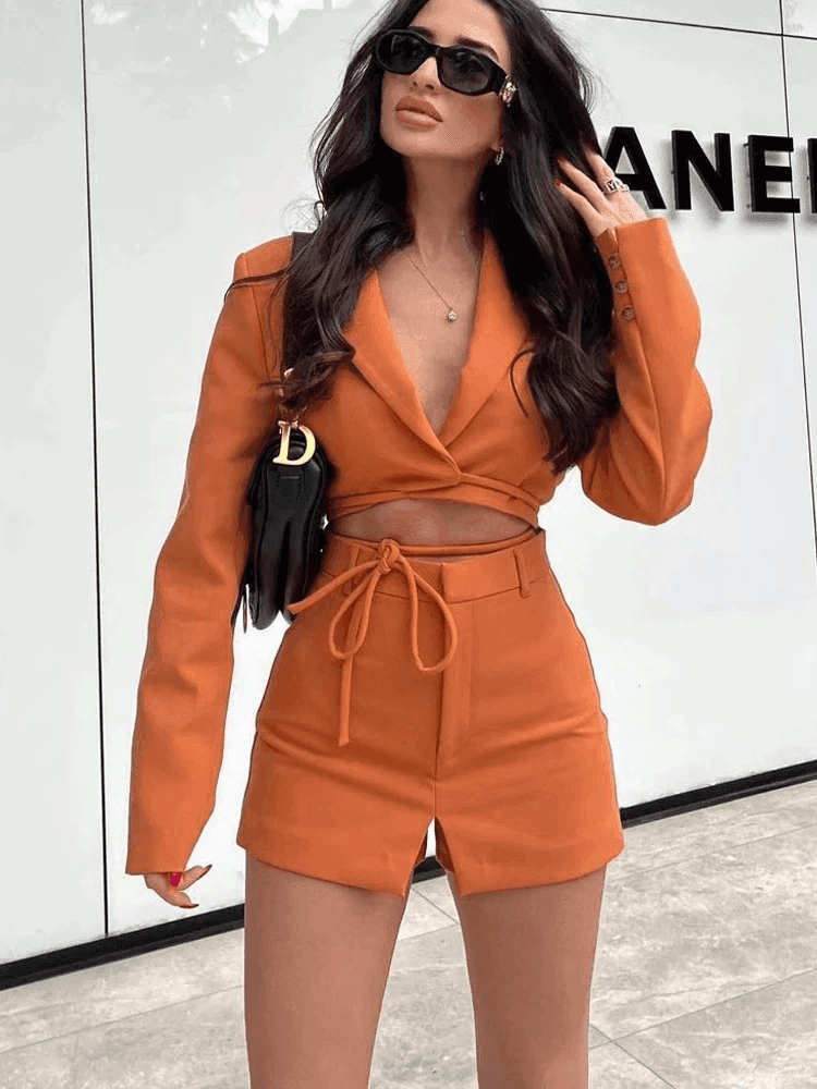 סט של מכנס אלגנט קצר וג'קט מחוייט קצר בגיזרה שיקית חתיכית להופעה קייצית לוהטת - לה איסלה