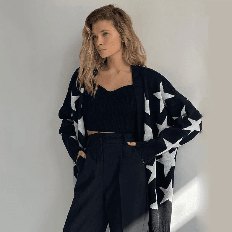 קרדיגן כוכבים מושלם בגימור אוברסייז נשי מתחכם ללוק של אישה עוצמתית - לה איסלה