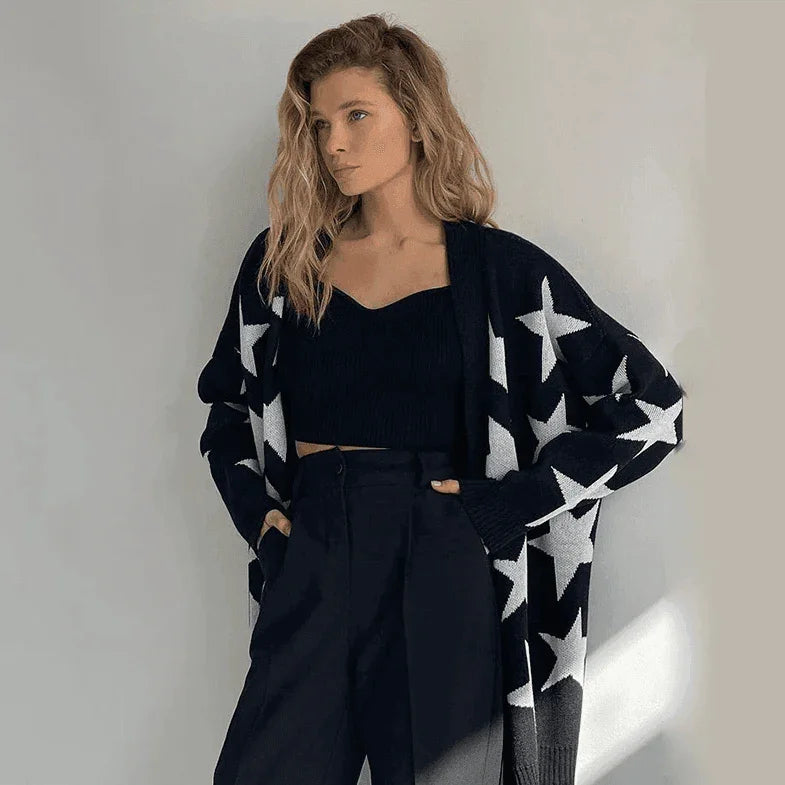 קרדיגן כוכבים מושלם בגימור אוברסייז נשי מתחכם ללוק של אישה עוצמתית - לה איסלה