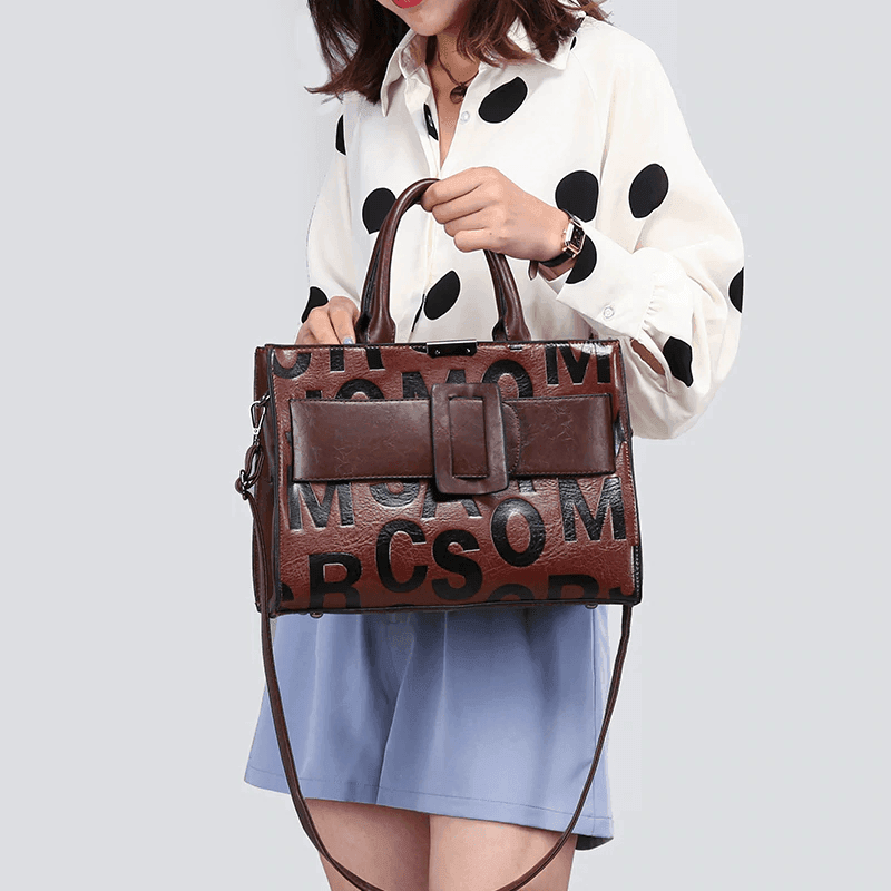 תיק טרנדי מושלם בגימור של מעצב באותיות אנגלית ולנשיאה על היד/כתף להופעה מיוחדת - לה איסלה