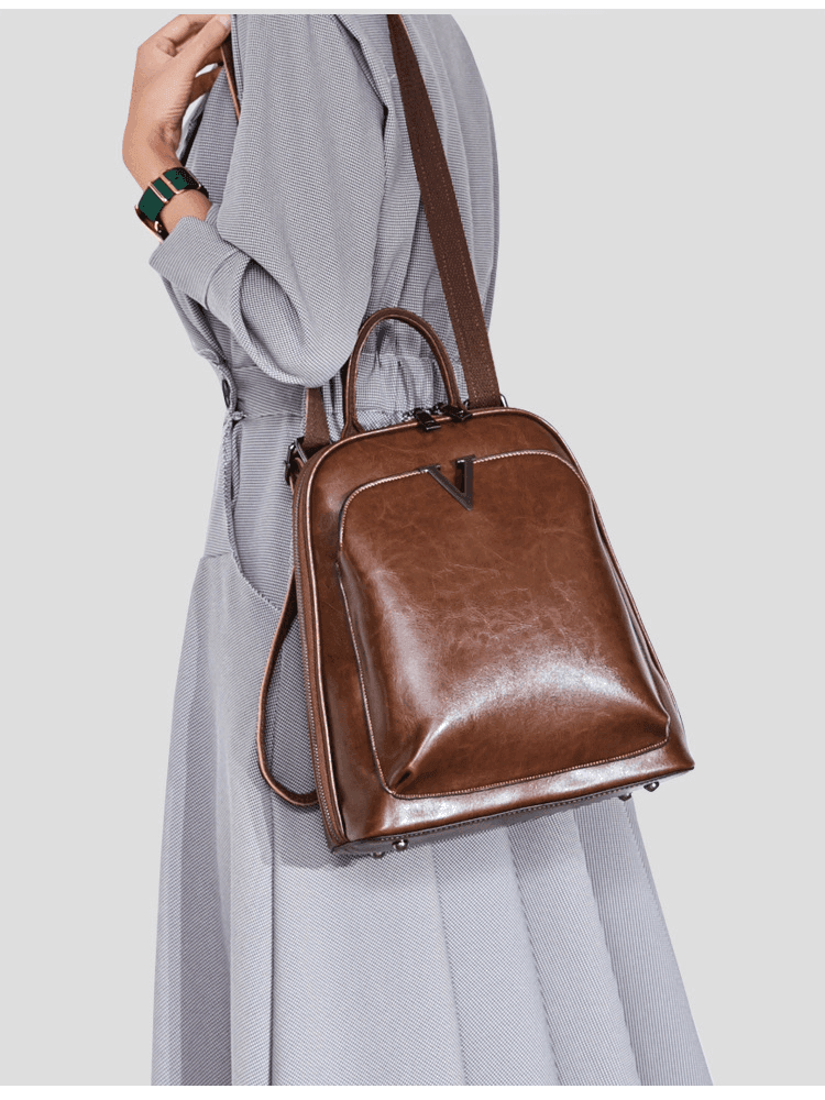 תיק גב מעור איטלקי בגיזרה מכילה ועם הרבה תאים פרקטים ללוק אופנתי כובש - לה איסלה